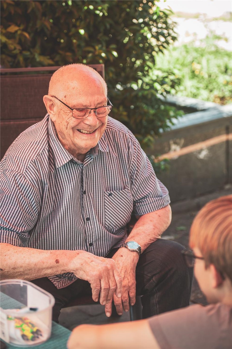 Der Senior im lockeren Gespräch mit  einem Kind aus dem Kinderdorf