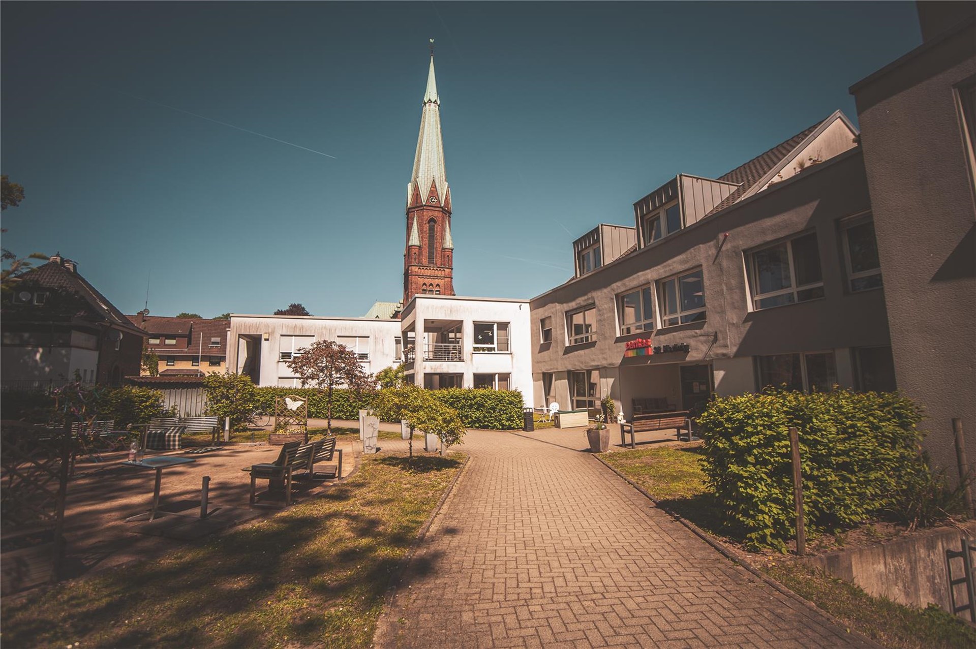 Außenansicht St. Hedwig mit Kirchturm
