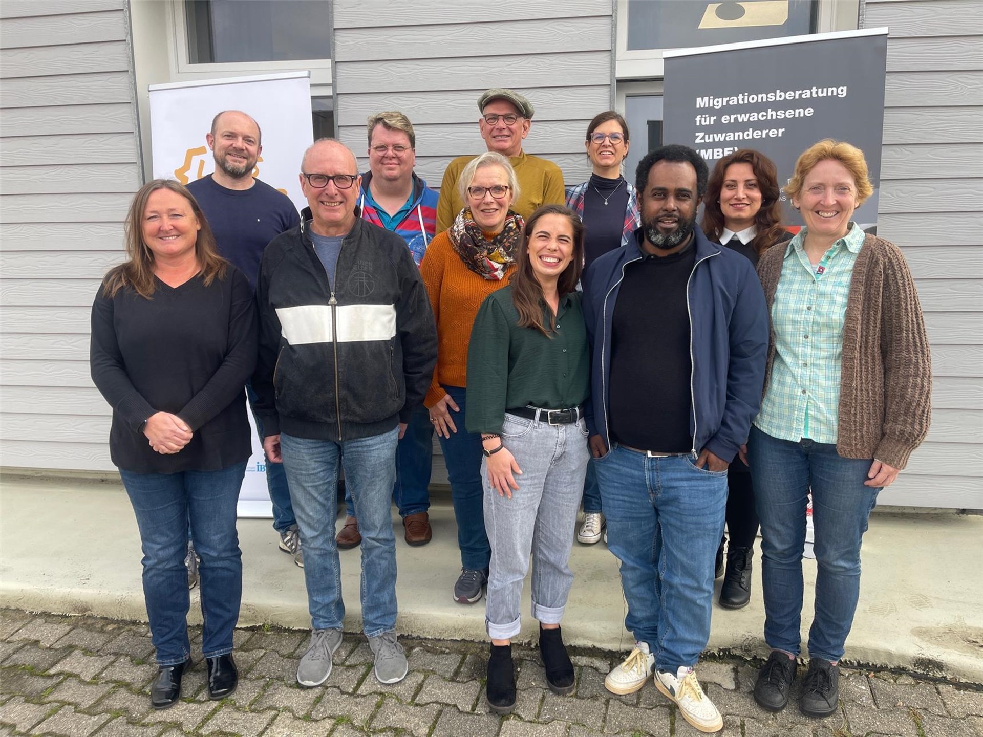 Gruppe von Menschen, die sich für Migranten engagieren im Austausch mit MDB Michael Gerdes