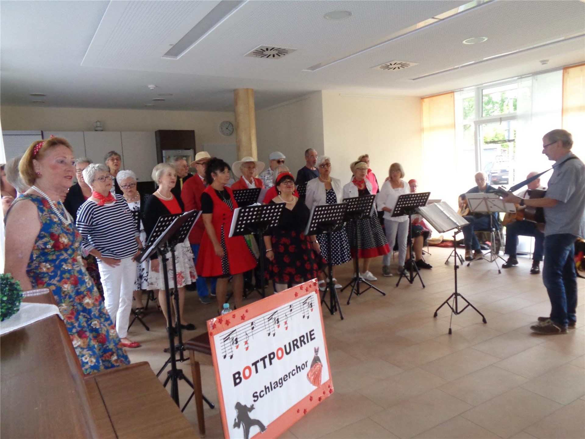 Schlagerchor BOTTPOURIE bereitete mit seinen Liedern den Bewohnern im Haus ST. Johannes große Freude