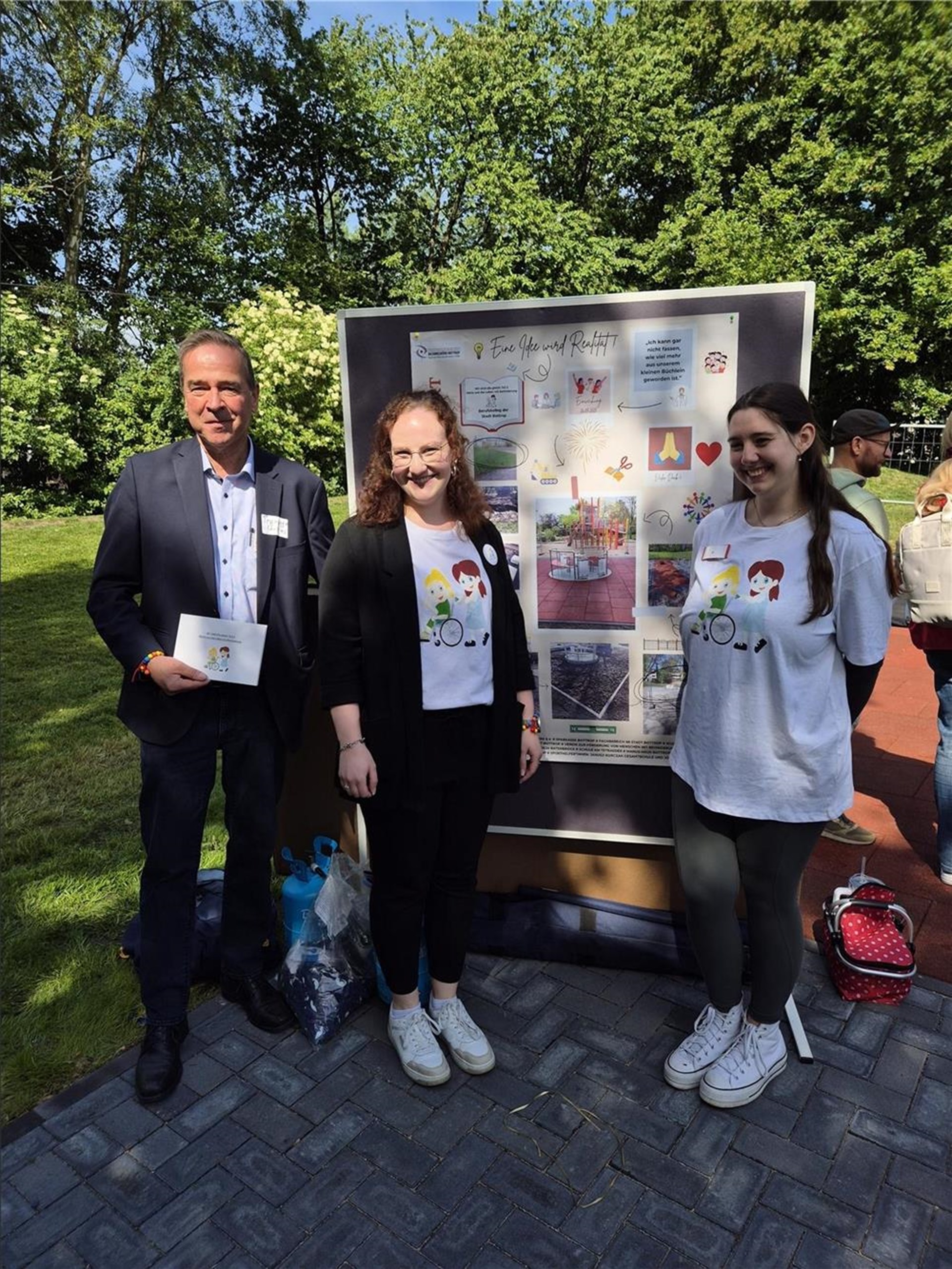 Dr. Trynogga mit seinen Mitarbeiterinnen Lea Hülsmann und Jil Gäbert, Azubi, die an dem Buch mitgewirkt haben