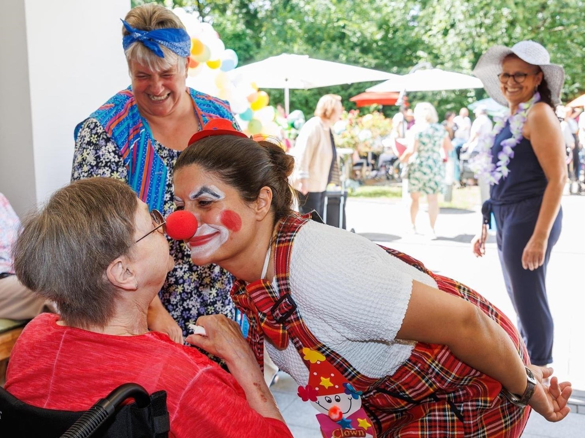  Clownin Nisrin mit Bewohnerin und Frau Lopes, Leitung Sozialdienst, im Hintergrund