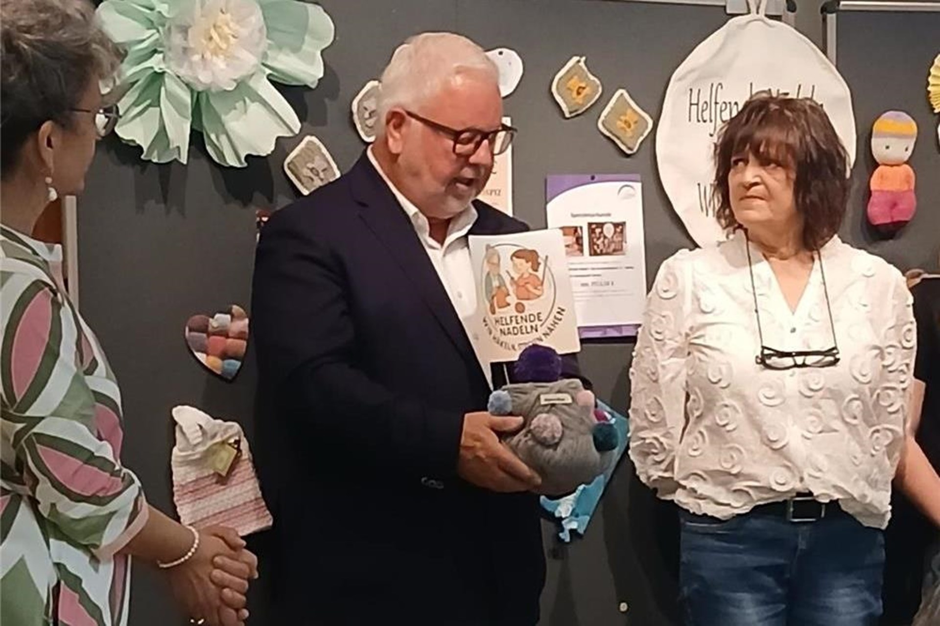 Frau Pauls überreicht die Spende