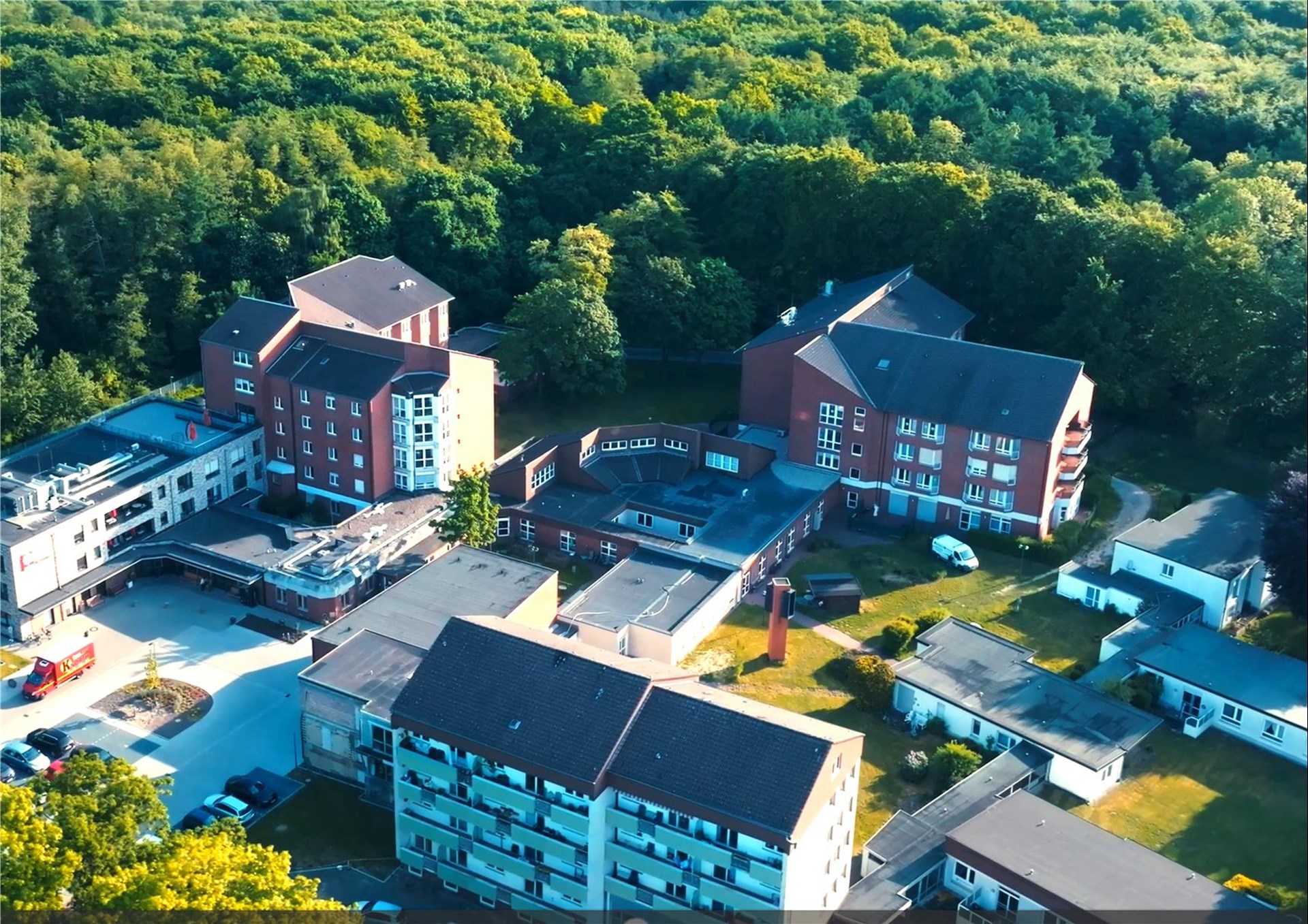 Im grünen Wald gelegen, die Senioreneinrichtung St. Teresa, mit einzelnen Gebäudeteilen