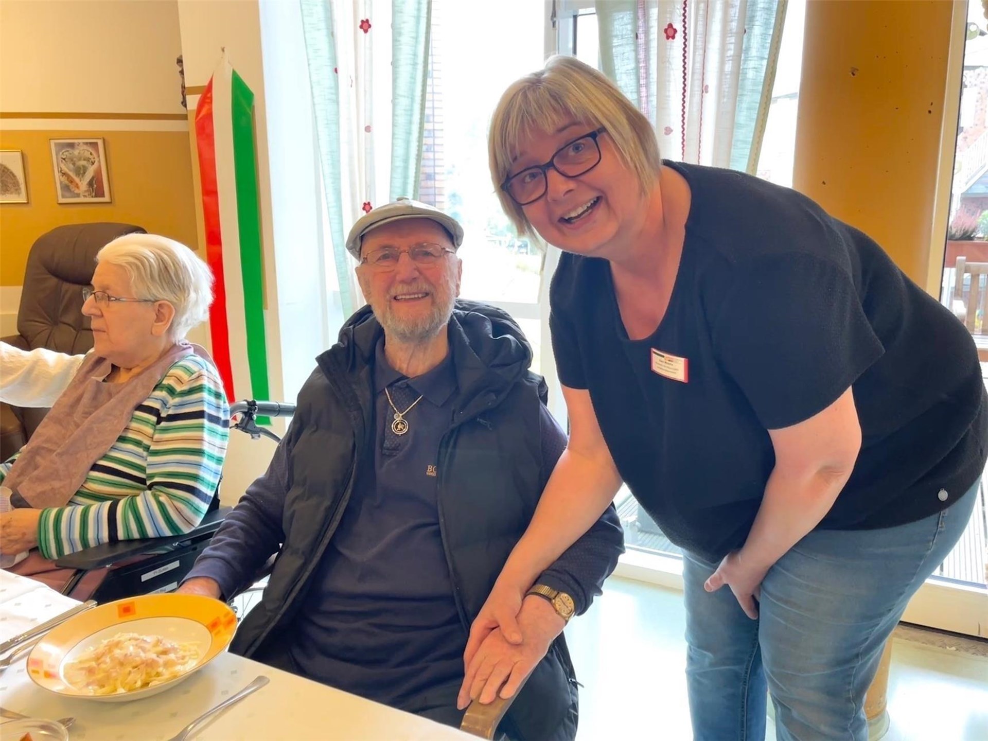 Altenheimbewohner Herr Hoff, 94 Jahre alt, am Mittagessentisch mit Betreuerin, Karin Wlotzka