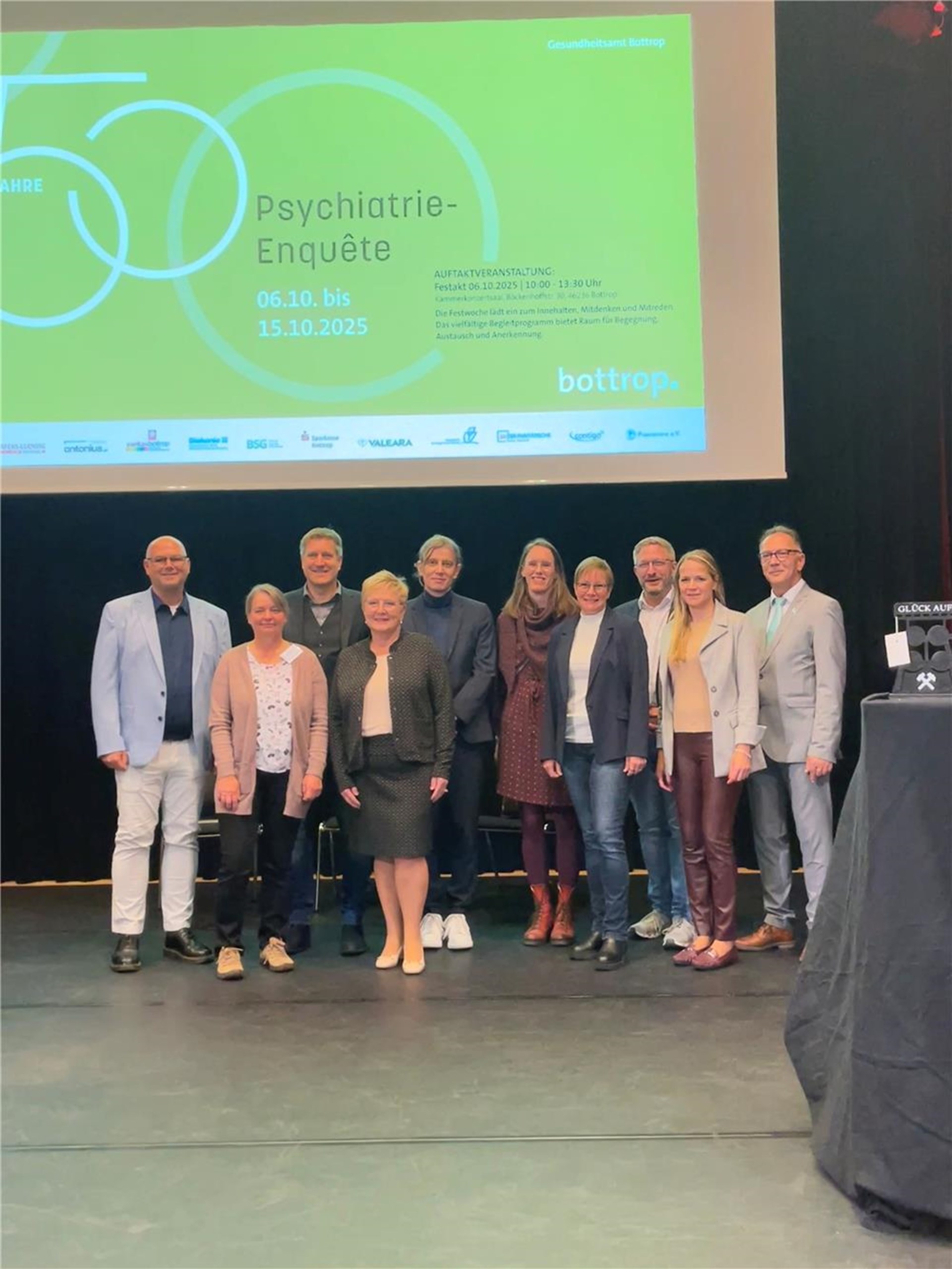 Gruppenfoto der Hauptakteure beim Festakt 50 Jahre